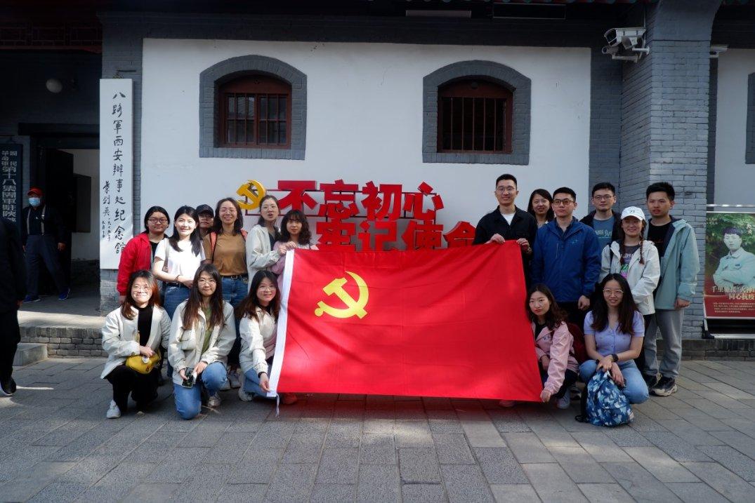 小球进黑洞